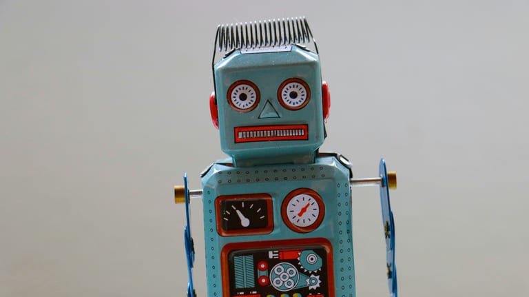 un finto robot stilizzato che ti guarda