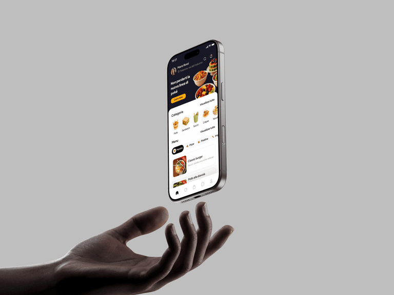 Una mano con un telefono in mano che mostra l'applicazione d'asporto di New Dream App per il pubblico