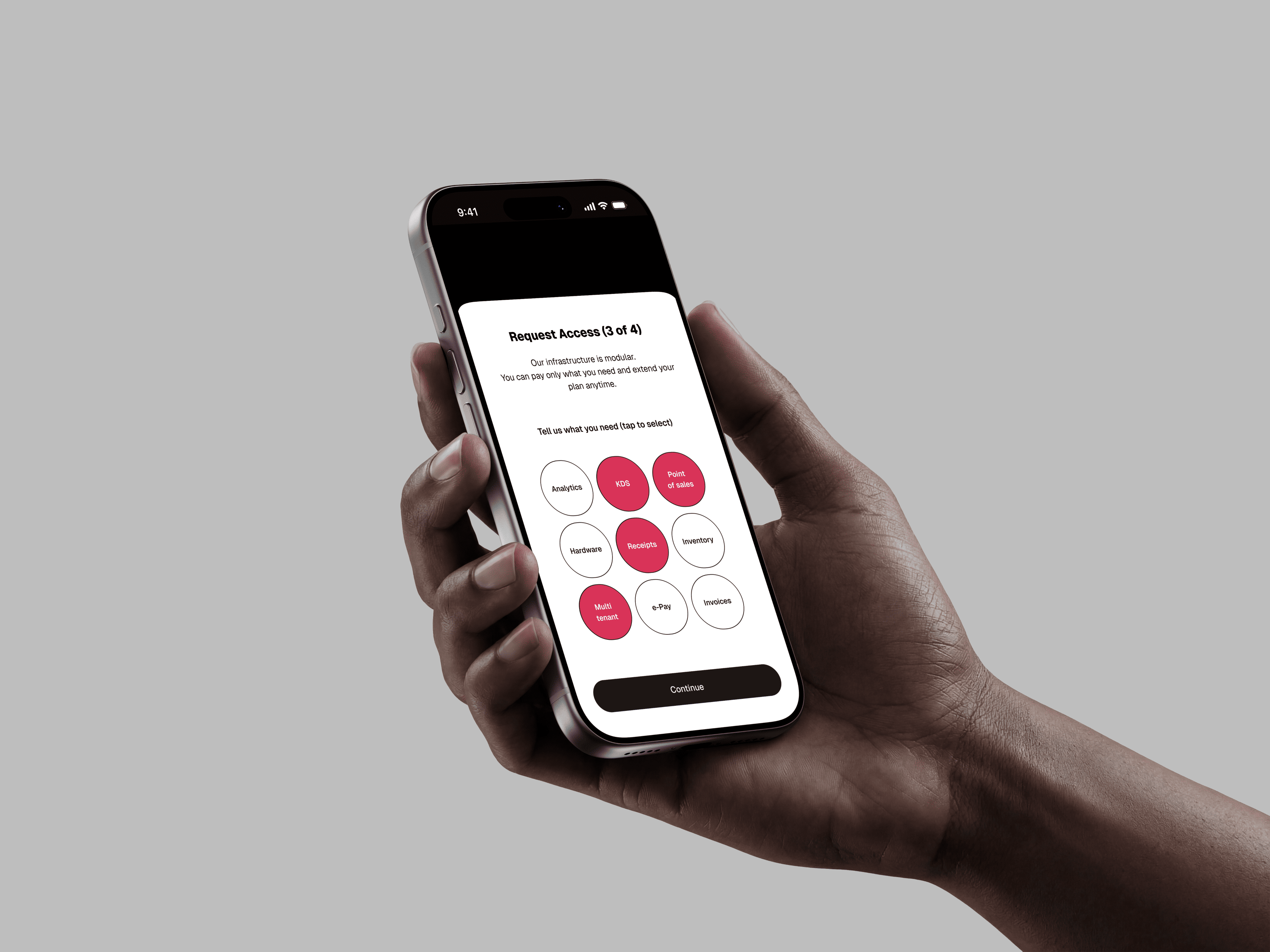 Una mano con un telefono in mano che mostra l'applicazione d'asporto di New Dream App. 3
