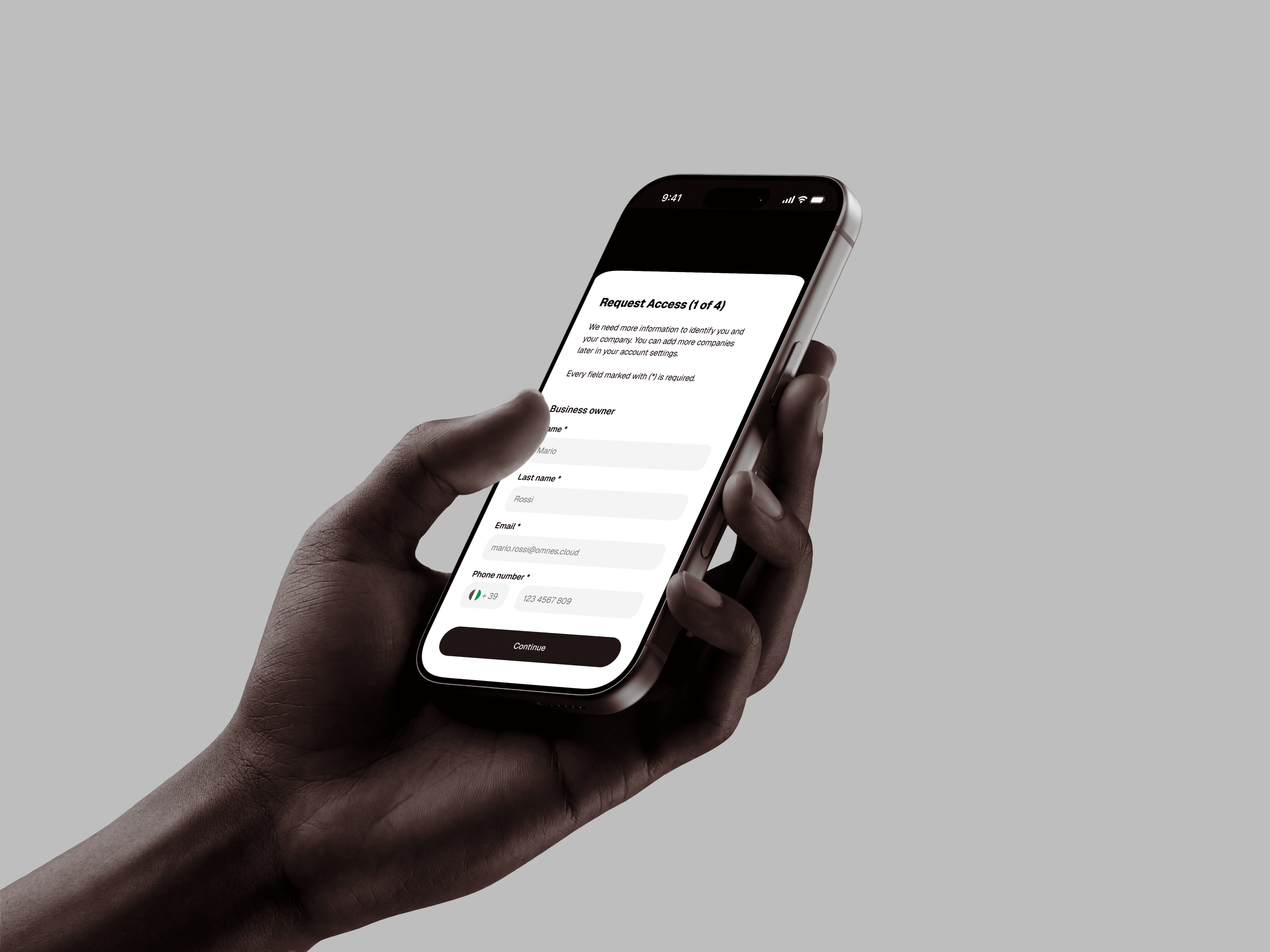 Una mano con un telefono in mano che mostra l'applicazione d'asporto di New Dream App. 6